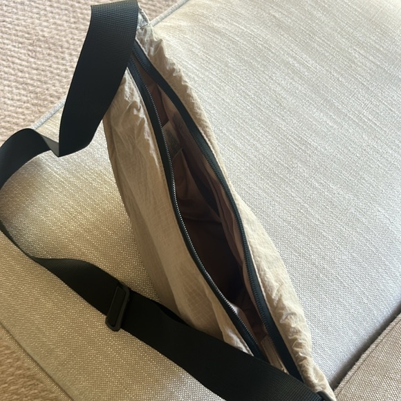 H & M Crossbody Bag with Adjustable Strap. Khaki bag with Black Strap.Never used - Picture 4 of 6